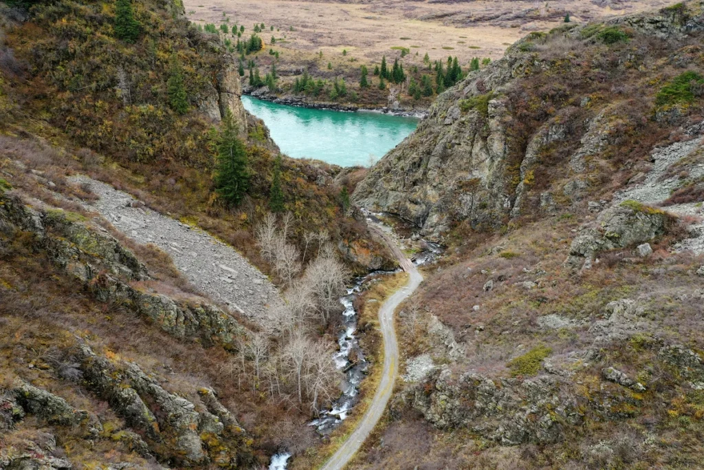 Аутентичный Алтай: петроглифы, курганы и водопад Бельтертуюк 5