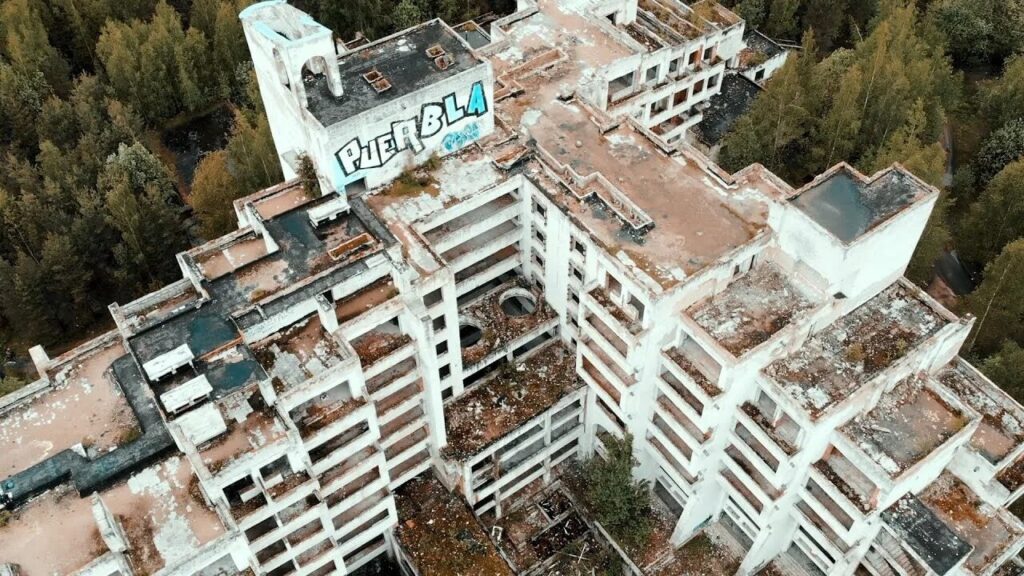 Что скрывают старые стены? Путешествие в мир "заброшек" из СССР 6