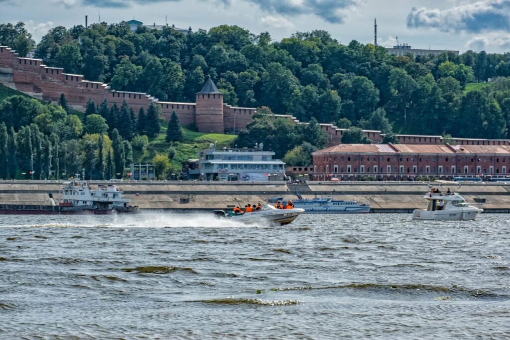 Открывая город с воды: прогулка на яхте по Нижнему Новгороду + рыбалка 4