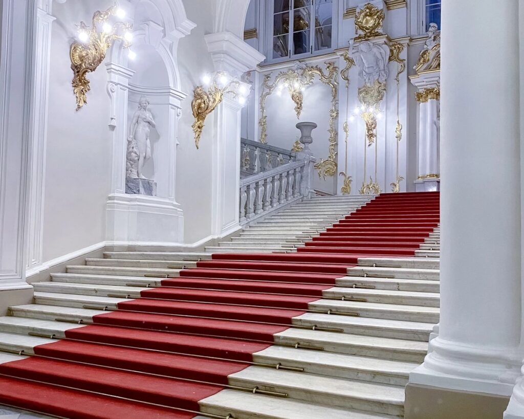 «Новый год в Зимнем дворце»: как водить ребёнка по Эрмитажу, чтобы он не заскучал — и полюбил историю 3