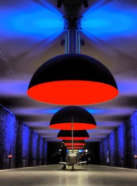 Лампы на станции горят красным и желтым светом — необычное сочетание добавляет сюрреализма всему пространству