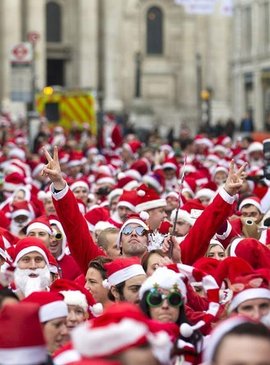 Парад Санта-Клаусов проходит по трём улицам Восточного Лондона. В этот день консервативные лондонцы словно съезжают с катушек 