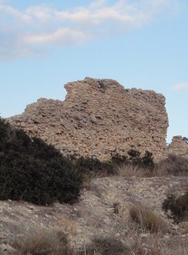Руины старинных построек, которым уже не одна тысяча лет, простираются вдоль дороги, напоминая о бренности мира