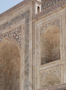 Тадж-Махал покрыт драгоценными камнями и золотыми элементами росписи