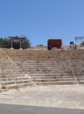 Удачная комбинация древности и современности: древнегреческий амфитеатр, в котором проводятся выступления