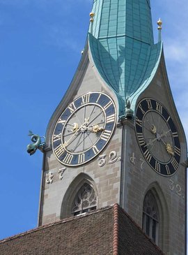 Колокольня с часами церкви Фраумюнстер