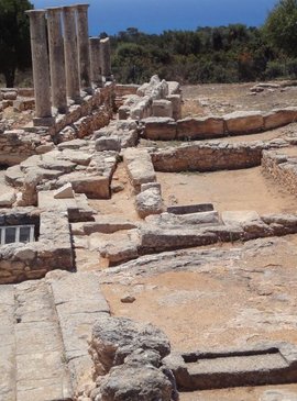 Руины святилища бога Аполлона Гилата, не сохранившие свой былой вид, но до сих пор поражающие воображение