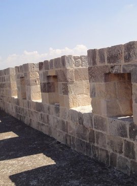 Крепостные стены, в кладке которых нет ни грамма цемента, до сих пор сохраняют свое величие и мощь