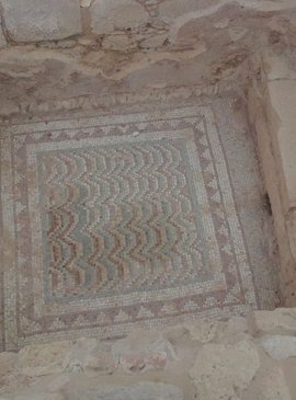 Дно древней купели устлано мозаичным рисунком не хуже современного бассейна