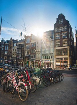 В Амстердаме все ездят на велосипедах, специальные парковочные зоны здесь на каждом шагу