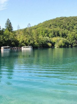 Сегодня 30 гектаров заповедного леса, озер, водопадов – самое популярное место туристической Хорватии