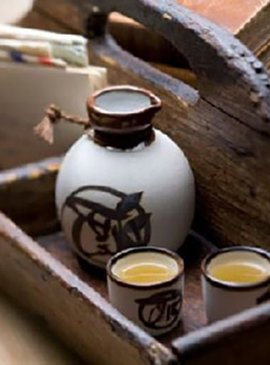 Некоторые считают, что сакэ – это японская водка, однако на самом деле его невозможно отнести ни к одной группе напитков.