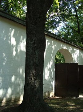 Ворота из монастыря