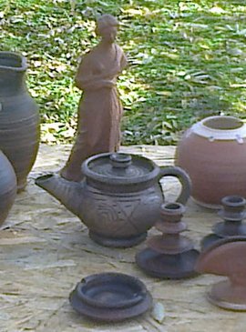 Можно купить сувениры — имитацию керамической посуды жителей Тиры