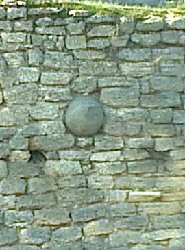 Укрепленные стены крепостного рва до сих пор хранят следы многочисленных осад