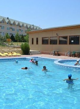 Если вы тяжело переносите жару, то пребывание здесь в июле и в августе, может доставить немалый дискомфорт, поскольку курорт находится на юге страны.