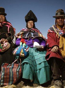 Исключение составляют национальные одежды индейцев племен Мапуче и Аймара  Фото:  argentina.indymedia.org 