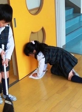 В Японии в школах нет уборщиц. Уборку делают сами школьники  Фото:  thumbor.my.ua