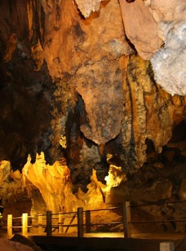 Можно посетить загадочные пещеры в подножии горы,   i.pinimg.com 