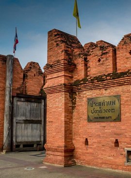 Самые знаменитые восточные ворота Тапэ (Thapae Gate) древней крепости  www.thailandadventureguide.com 