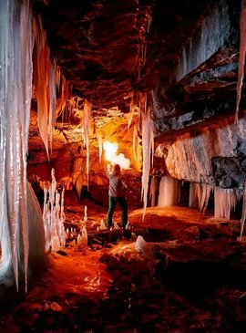 Внутри пещера украшена ледяными сталактитами и сталагмитами вокруг одноименного ручья, берущего здесь свое начало  Фото:   j.sibdepo.ru 