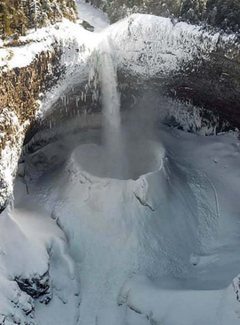 Уникальный водопад Хельмакен летом и настоящий ледяной вулкан зимой! 9