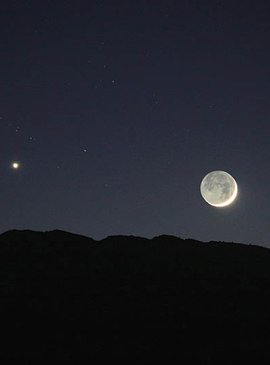 Венера слева, Луна справа