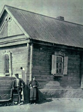 Такие дома остались по сёлам Саратовской и Волгоградской области, только хозяева уже не немцы, и постройки ветшают