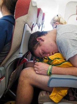 спит в самолете
