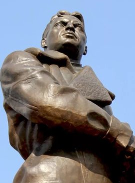 Памятник Валерию Чкалову