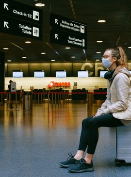 девушка с чемоданом в аэропорту