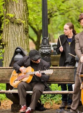 Уличные музыканты в парке