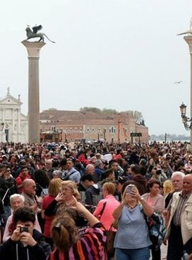Почему Венеция закрывается от туристов? 1