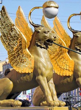 Золотая статуя крылатого грифона на Банковском мосту