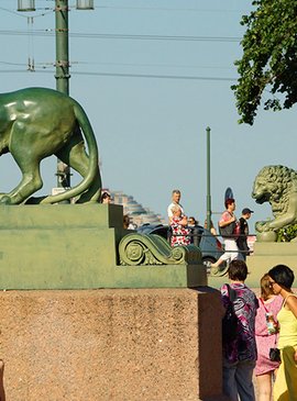 Статуя льва на дворцовой пристани
