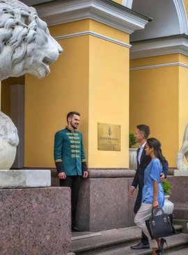 Статуя льва перед отелем Four Seasons в Lion Palace (Дворец Лобанова-Ростовского)