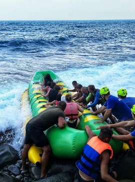 В Крыму туристов на «банане» унесло в море 1