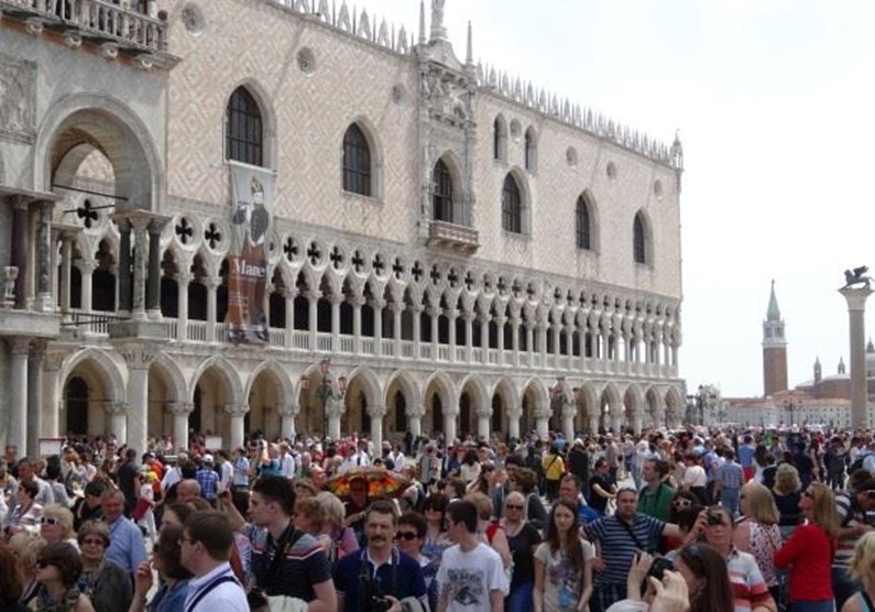 «Такие же люди». Эксперт выступила против квот на число туристов в Венеции 1