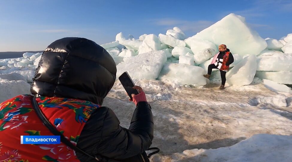 Весна в январе: Владивостокские торосы магнитом приманивают туристов 1